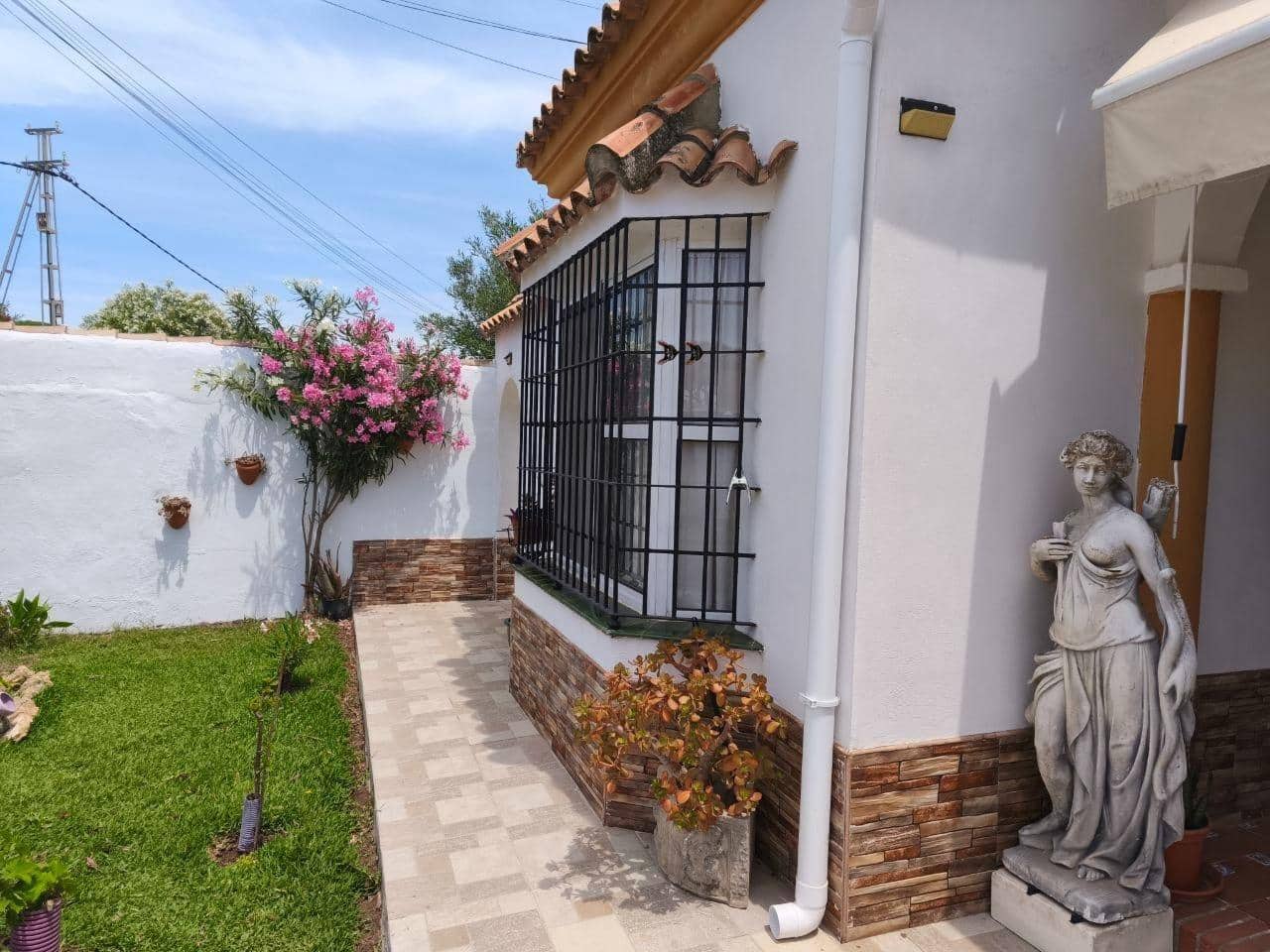 3 bedroom Villa for sale in Chiclana de la Frontera with pool - € 325,000 (Ref: 9889001)