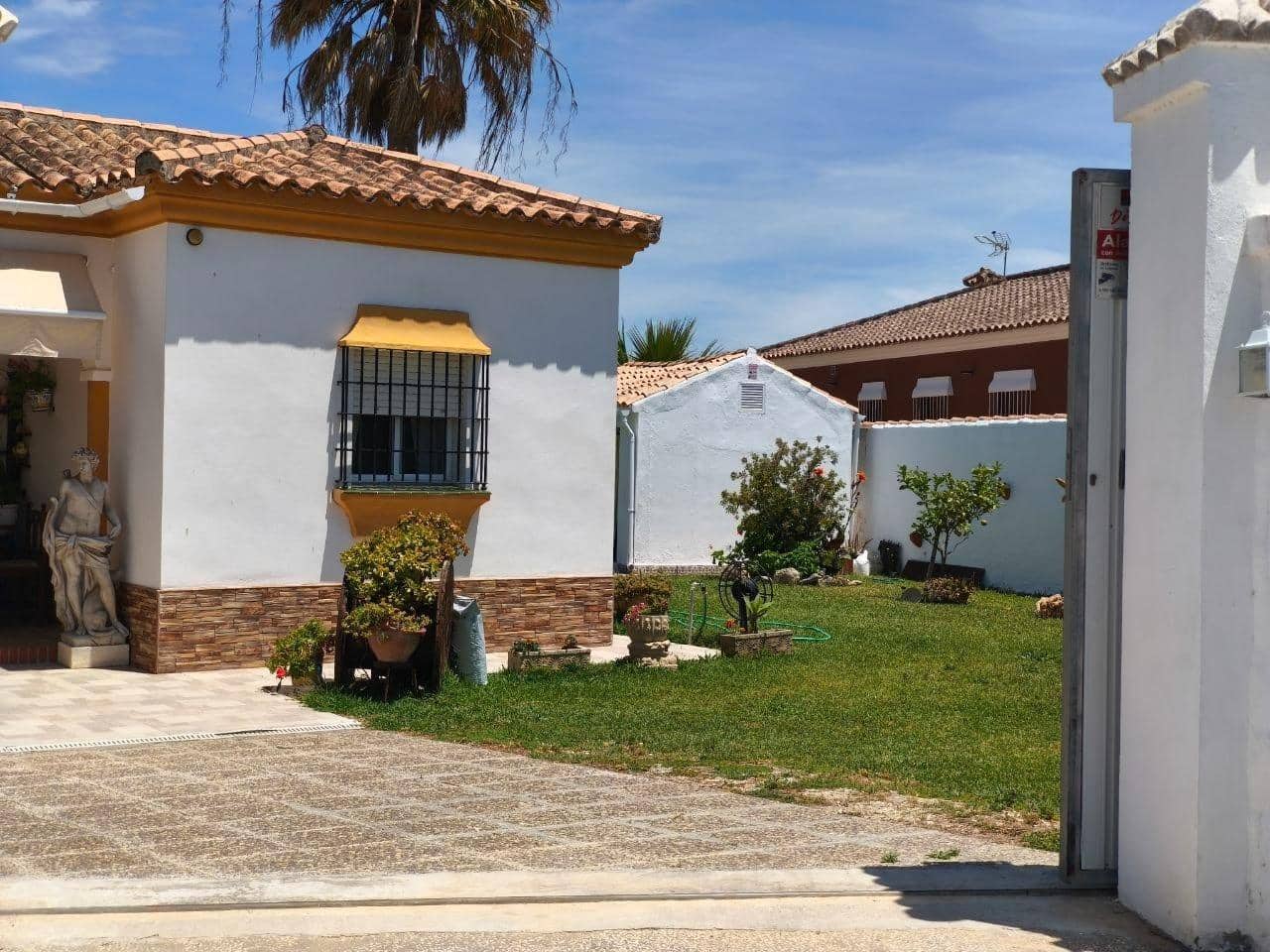 3 bedroom Villa for sale in Chiclana de la Frontera with pool - € 325,000 (Ref: 9889001)