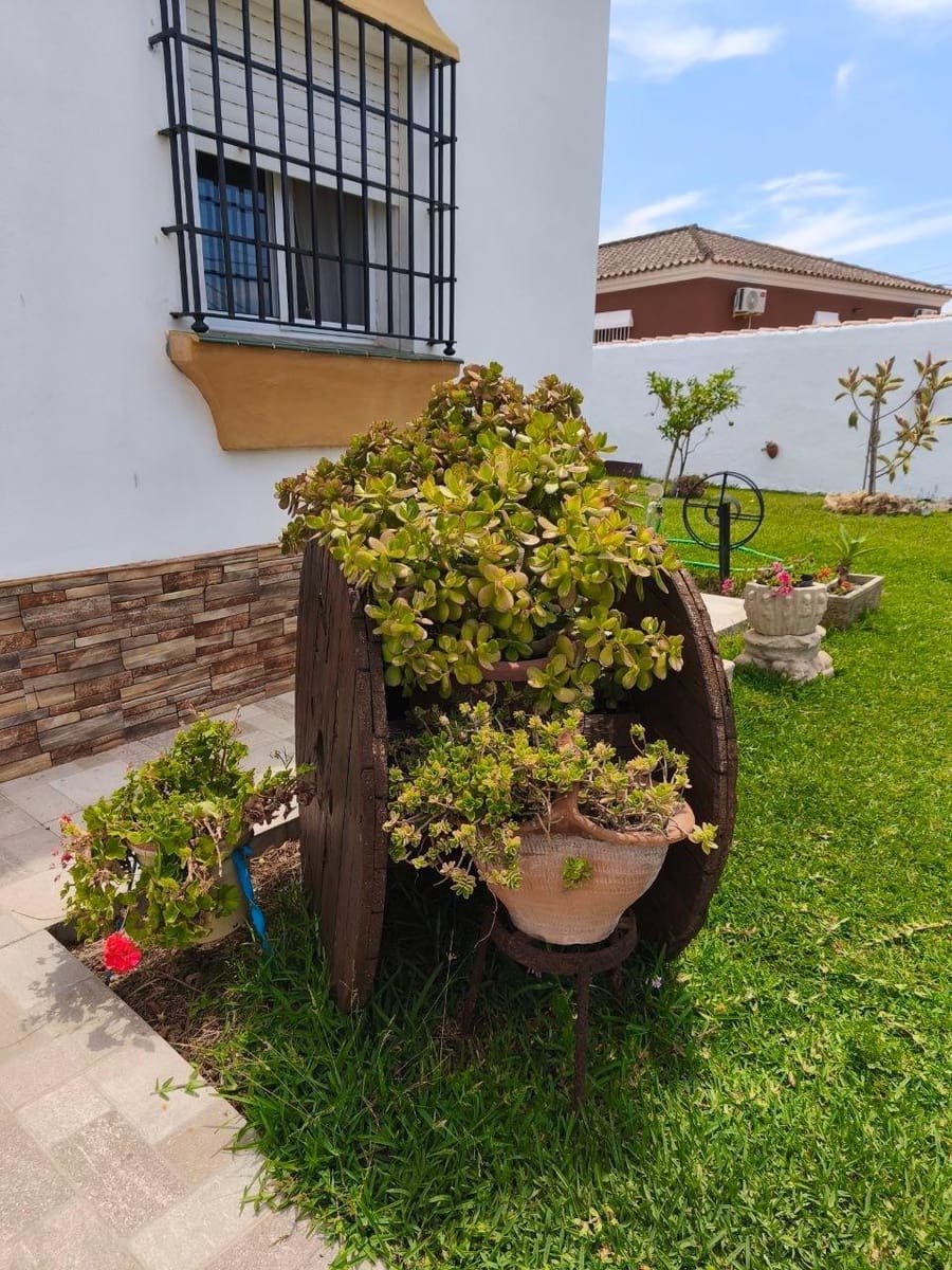3 bedroom Villa for sale in Chiclana de la Frontera with pool - € 325,000 (Ref: 9889001)