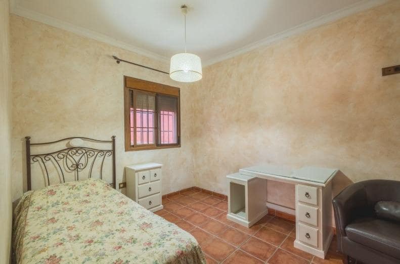 3 soveværelse Villa til salg i La Linea de la Concepcion med swimmingpool - € 269.900 (Ref: 9889002)