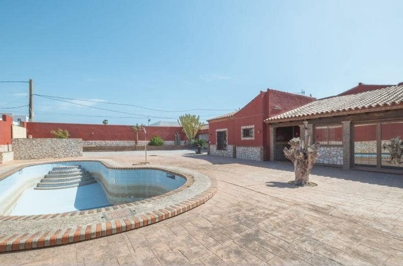 3 soveværelse Villa til salg i La Linea de la Concepcion med swimmingpool - € 269.900 (Ref: 9889002)