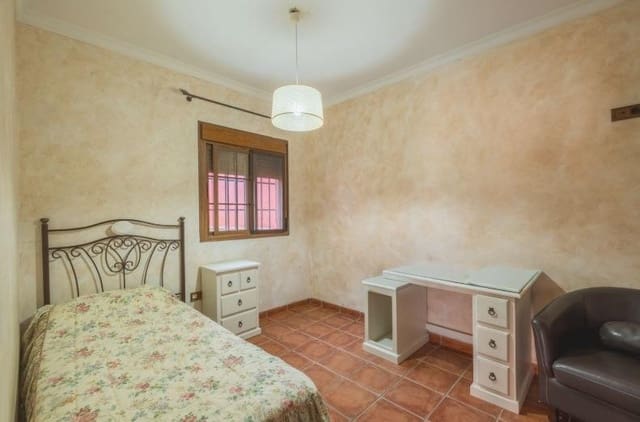 3 soveværelse Villa til salg i La Línea de la Concepción med swimmingpool - € 269.900 (Ref: 9889002)
