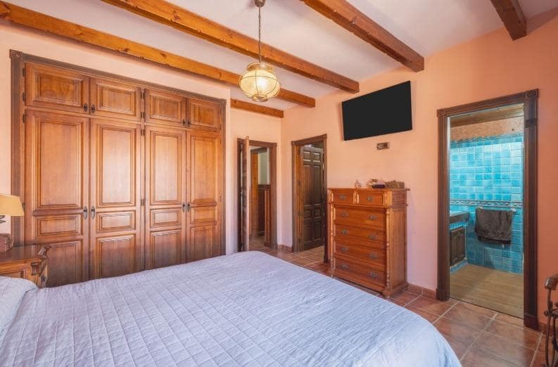 3 soveværelse Villa til salg i La Linea de la Concepcion med swimmingpool - € 269.900 (Ref: 9889002)