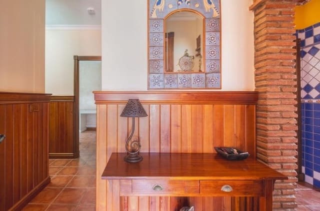 3 soveværelse Villa til salg i La Línea de la Concepción med swimmingpool - € 269.900 (Ref: 9889002)