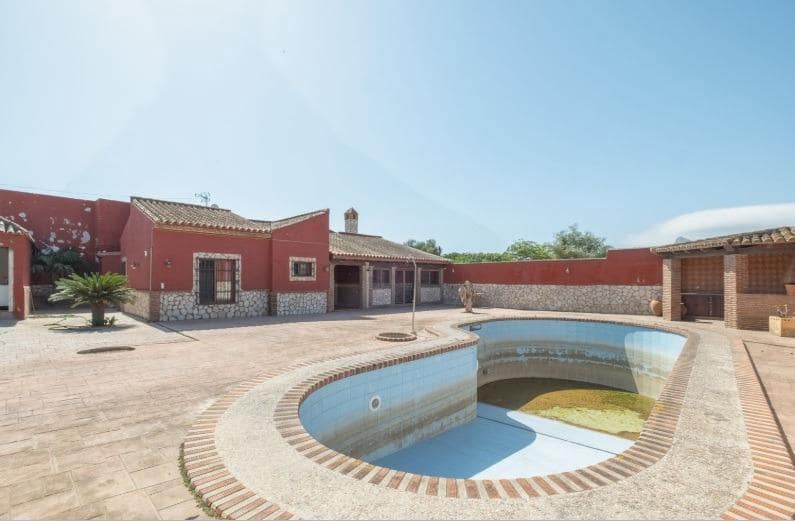 3 soveværelse Villa til salg i La Linea de la Concepcion med swimmingpool - € 269.900 (Ref: 9889002)