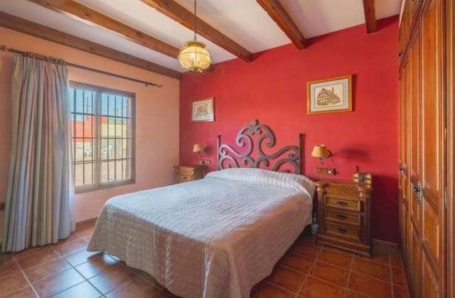 3 soveværelse Villa til salg i La Línea de la Concepción med swimmingpool - € 269.900 (Ref: 9889002)