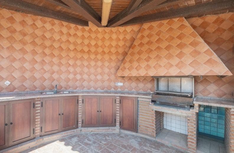 3 soveværelse Villa til salg i La Linea de la Concepcion med swimmingpool - € 269.900 (Ref: 9889002)