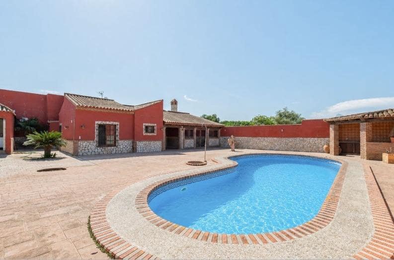 3 soveværelse Villa til salg i La Linea de la Concepcion med swimmingpool - € 269.900 (Ref: 9889002)