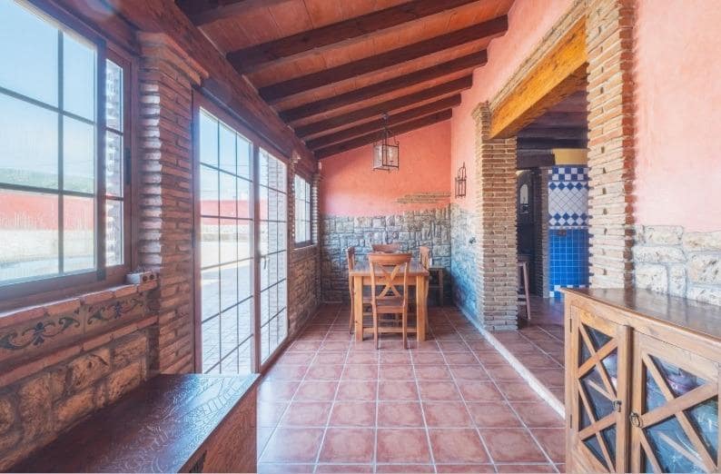 3 soveværelse Villa til salg i La Linea de la Concepcion med swimmingpool - € 269.900 (Ref: 9889002)