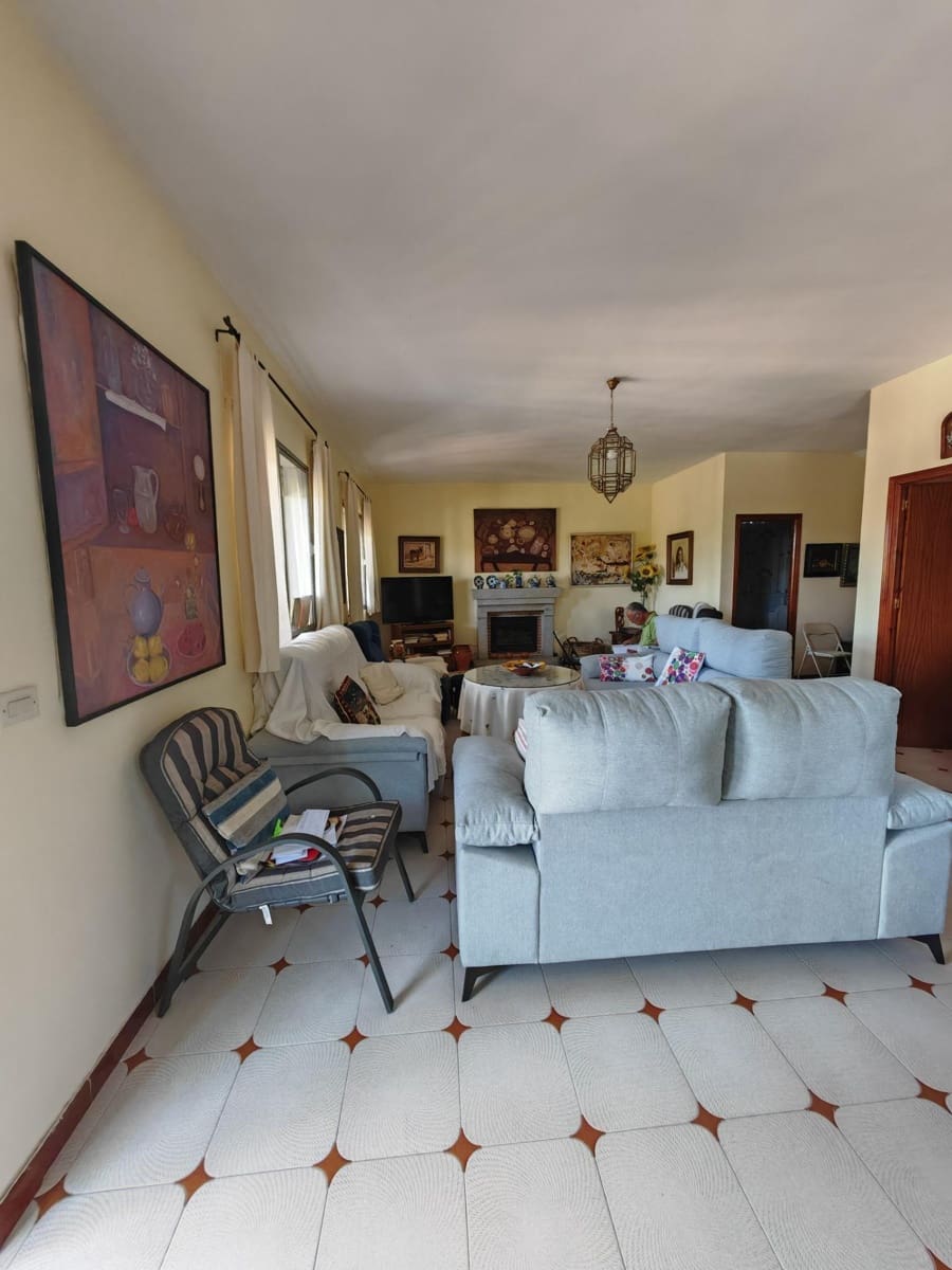 5 bedroom Villa for sale in Don Benito with pool - € 350,000 (Ref: 9896216)