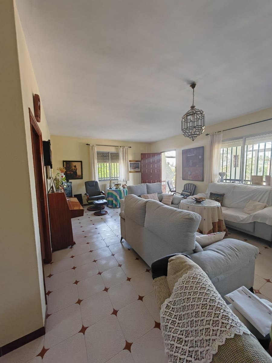 5 bedroom Villa for sale in Don Benito with pool - € 350,000 (Ref: 9896216)