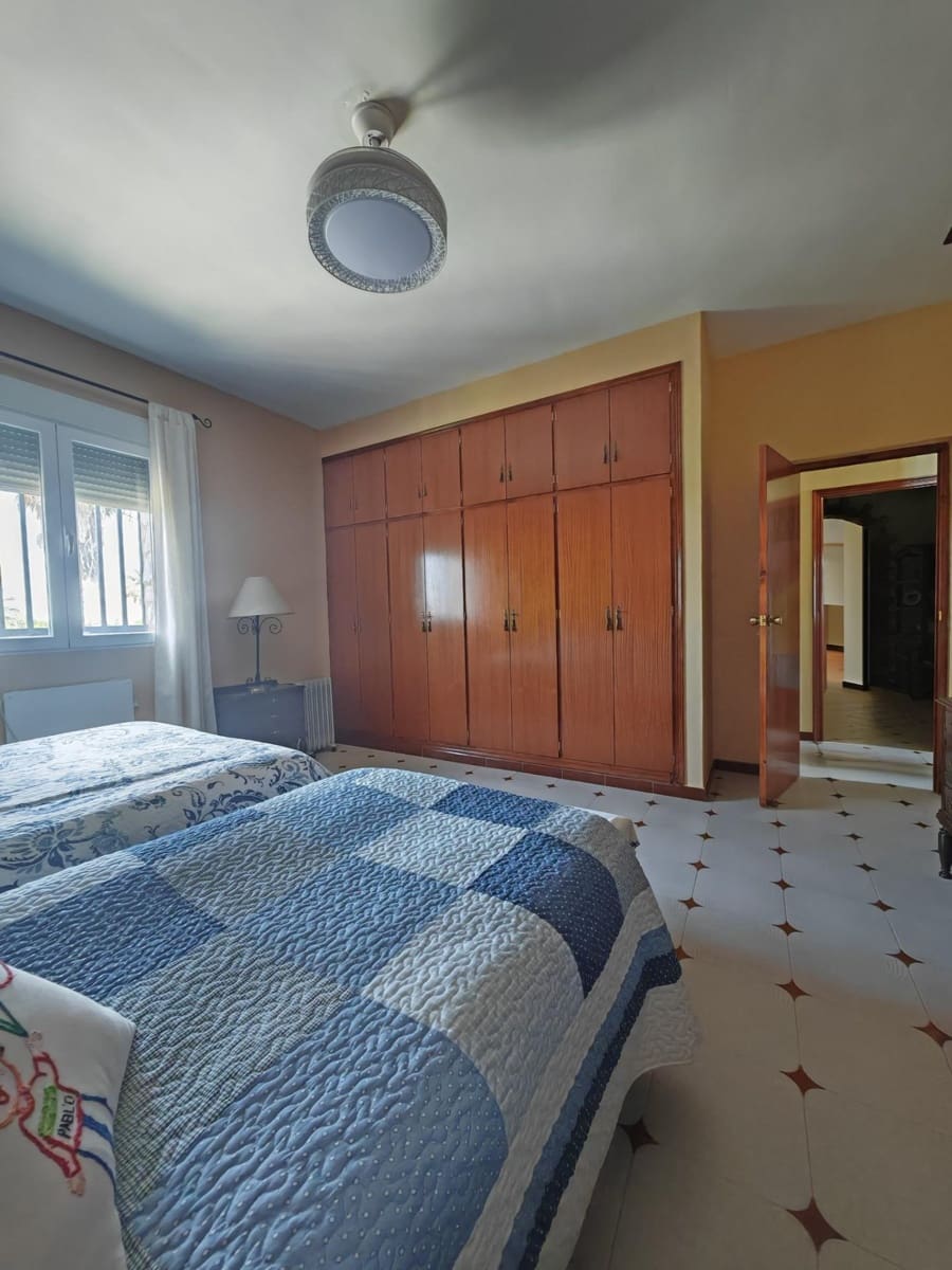 5 bedroom Villa for sale in Don Benito with pool - € 350,000 (Ref: 9896216)