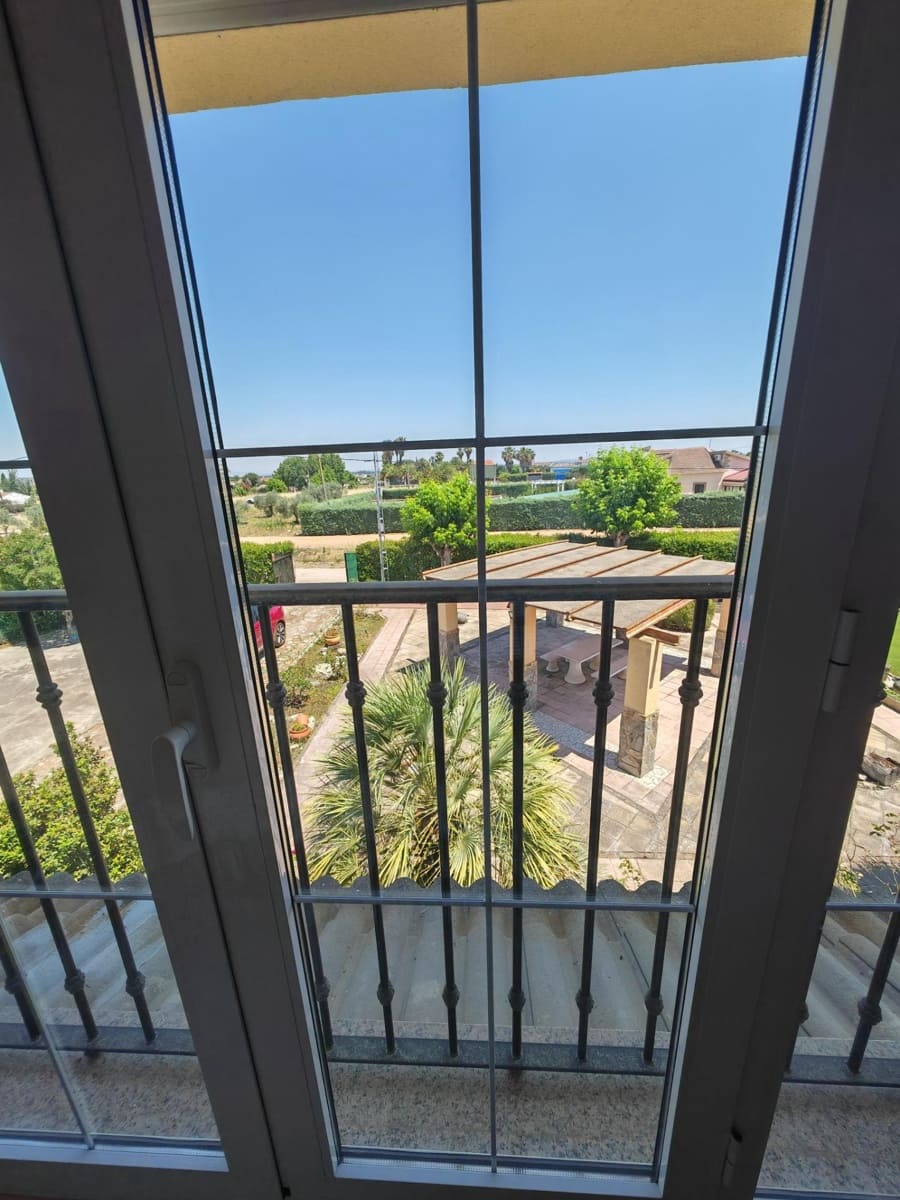5 bedroom Villa for sale in Don Benito with pool - € 350,000 (Ref: 9896216)