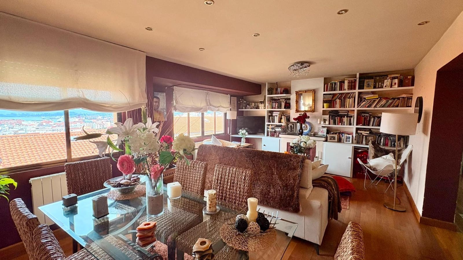 2 bedroom Flat for sale in Santander with garage - € 289,000 (Ref: 9899018)