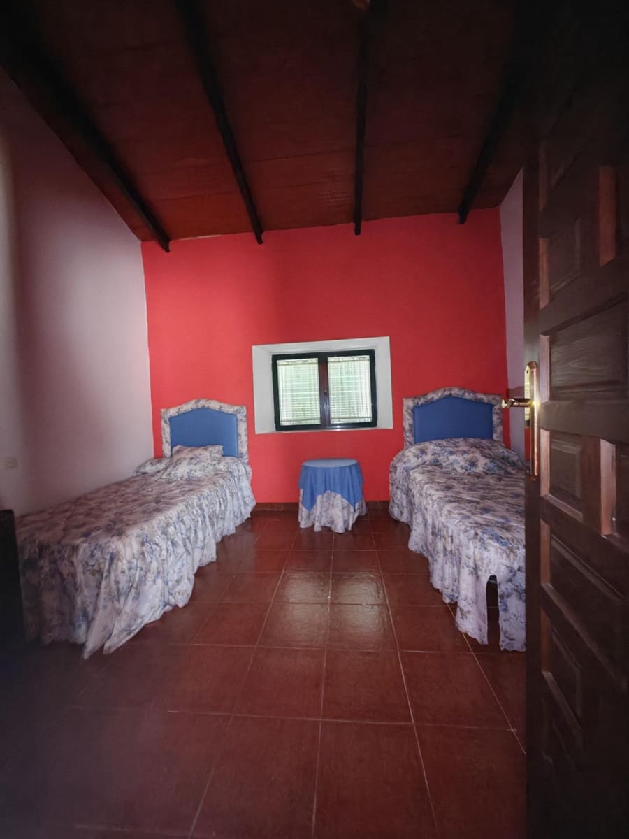 Chalet de 5 habitaciones en Hornachos en venta - 135.000 € (Ref: 9911224)