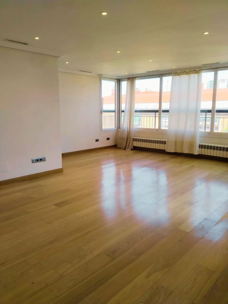 Penthouse de 2 chambres à louer à Madrid ville - 2 325 € (Ref: 9920599)