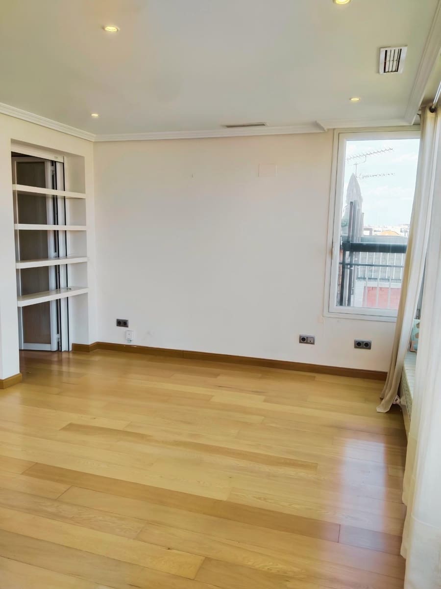 Penthouse de 2 chambres à louer à Madrid ville - 2 325 € (Ref: 9920599)