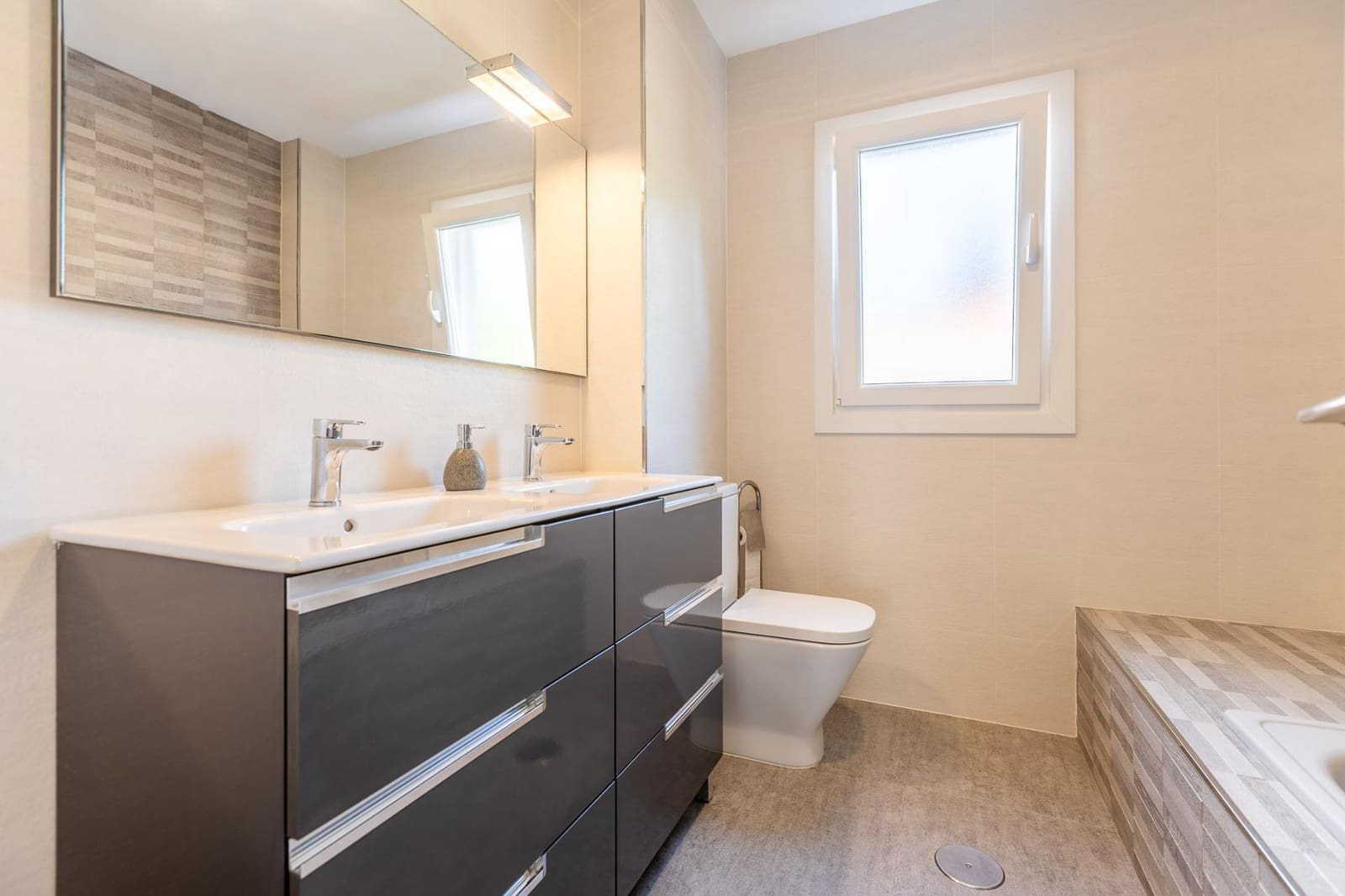 4 bedroom Flat for sale in Oleiros - € 320,000 (Ref: 9940332)