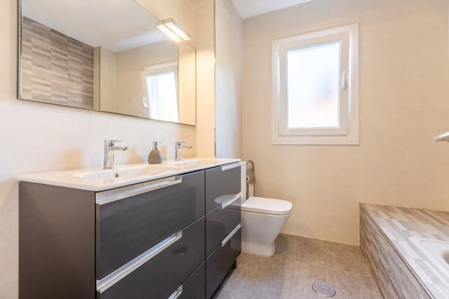 4 bedroom Flat for sale in Oleiros - € 320,000 (Ref: 9940332)