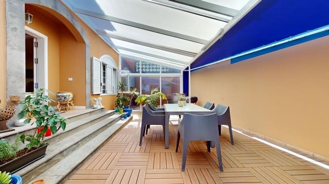 Casa de 3 habitaciones en Telde en venta con piscina garaje - 590.000 € (Ref: 9955963)