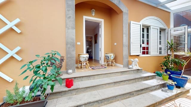 Casa de 3 habitaciones en Telde en venta con piscina garaje - 590.000 € (Ref: 9955963)