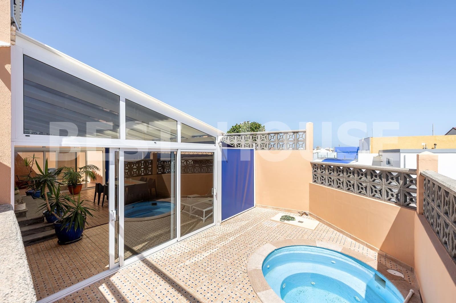 4 bedroom Townhouse for sale in Telde with pool garage - € 590,000 (Ref: 9955963)