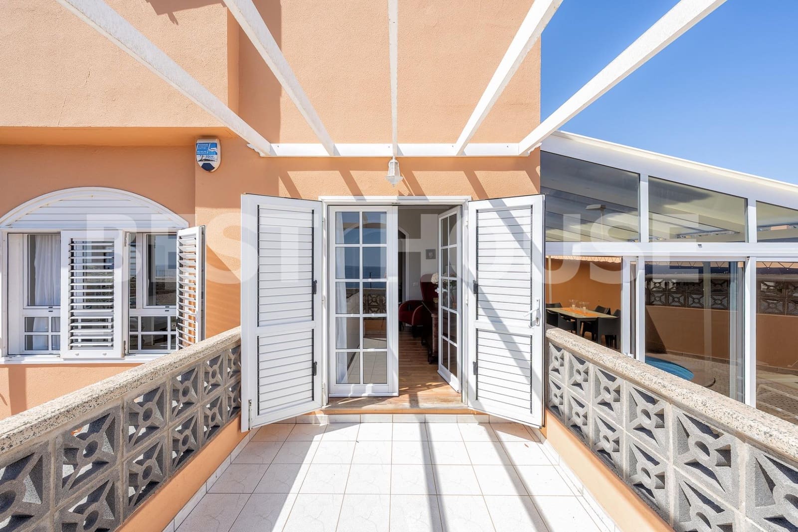 4 bedroom Townhouse for sale in Telde with pool garage - € 590,000 (Ref: 9955963)