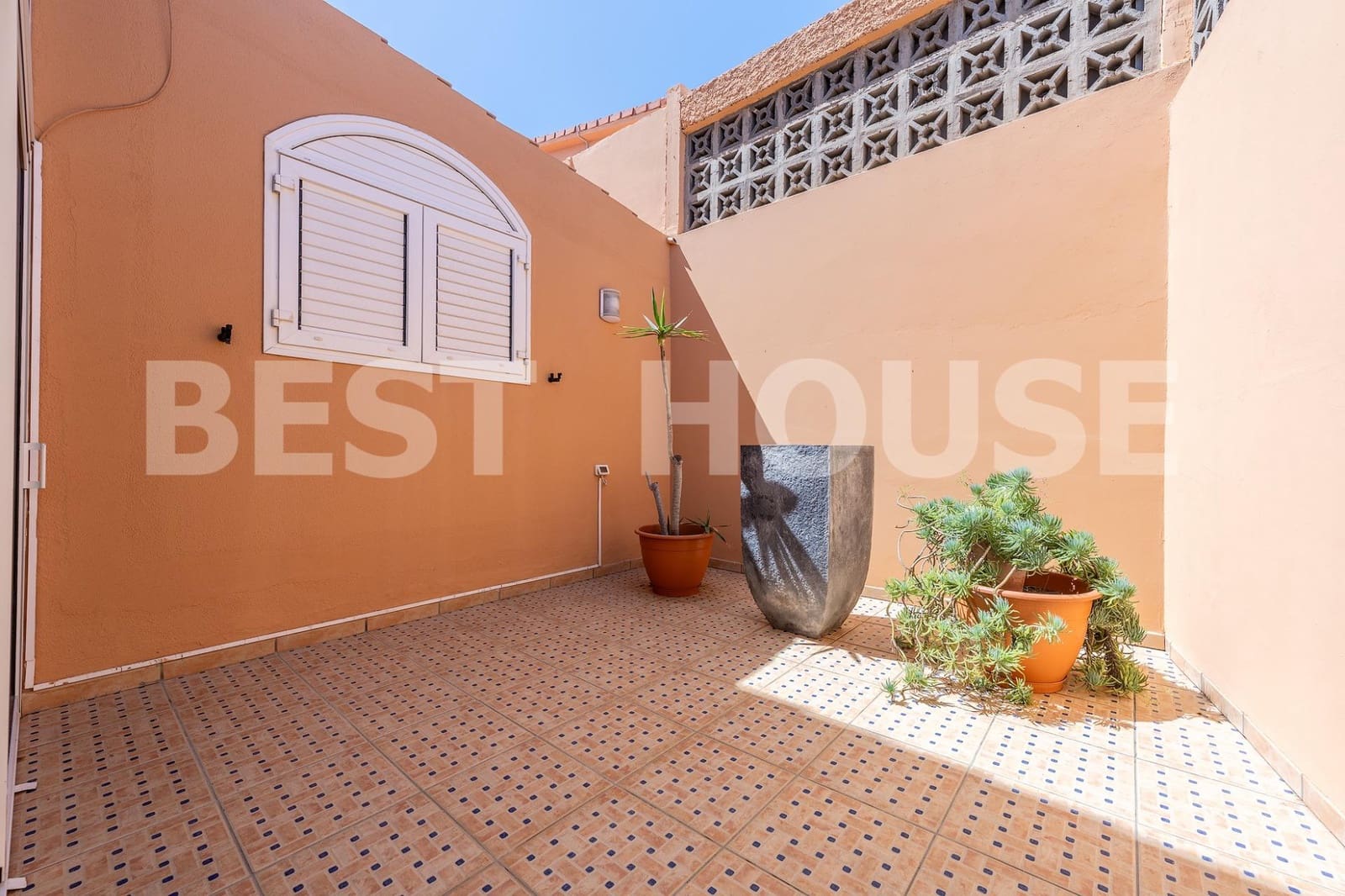 4 bedroom Townhouse for sale in Telde with pool garage - € 590,000 (Ref: 9955963)