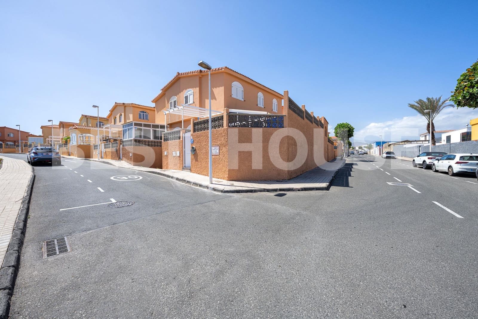 4 bedroom Townhouse for sale in Telde with pool garage - € 590,000 (Ref: 9955963)