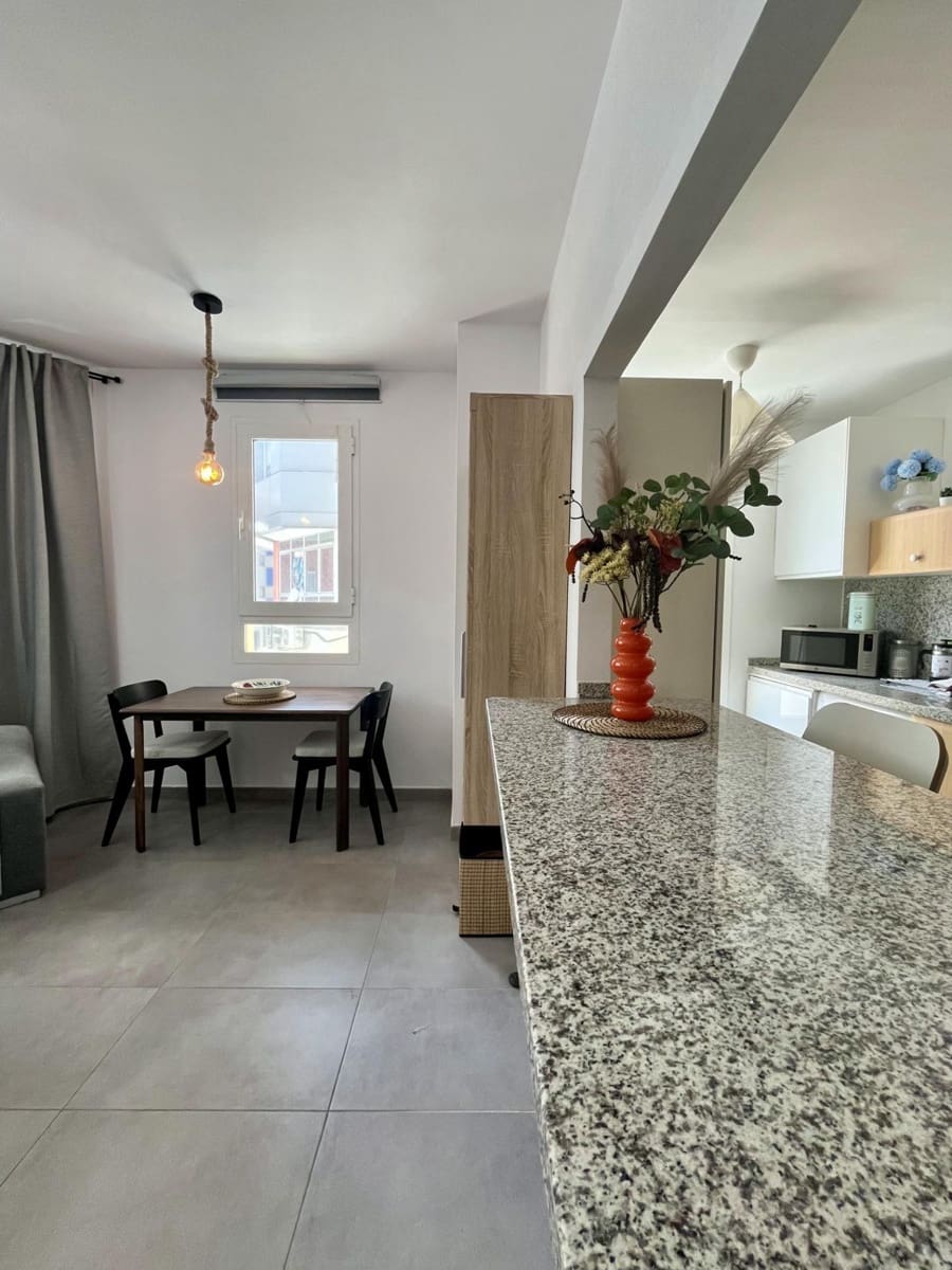 2 soverom Leilighet til leie i Las Palmas de Gran Canaria med garasje - € 1 600 (Ref: 9970840)