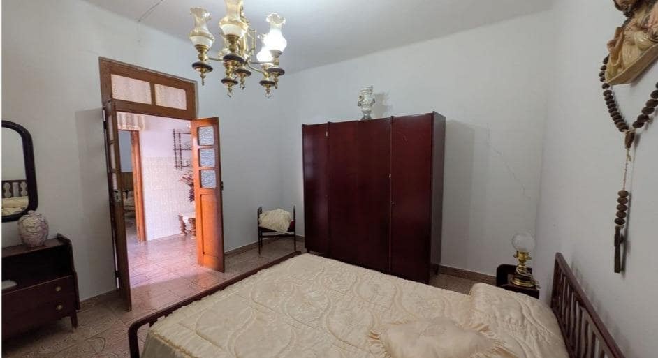 5 bedroom Villa for sale in Santa Lucia de Tirajana - € 175,000 (Ref: 9975589)