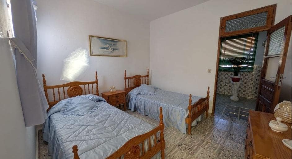 5 bedroom Villa for sale in Santa Lucia de Tirajana - € 175,000 (Ref: 9975589)