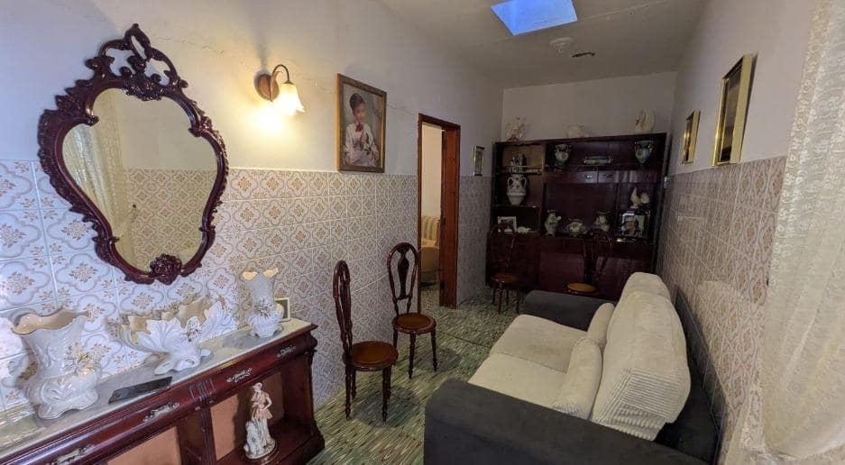 5 bedroom Villa for sale in Santa Lucia de Tirajana - € 175,000 (Ref: 9975589)