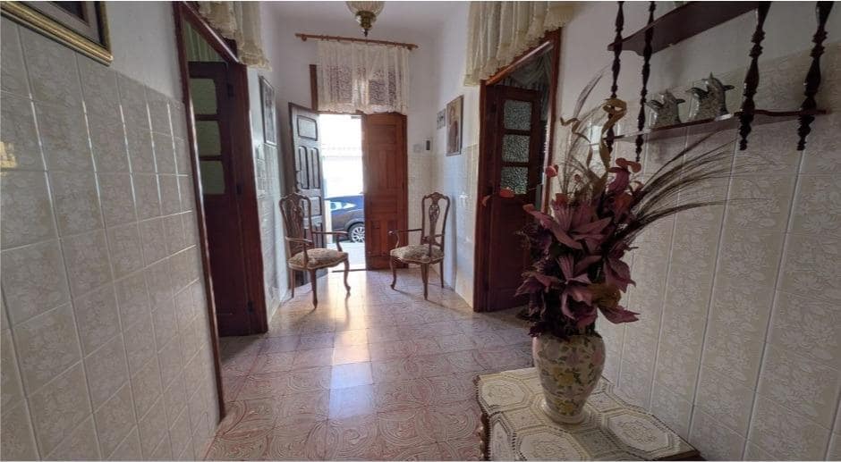 5 bedroom Villa for sale in Santa Lucia de Tirajana - € 175,000 (Ref: 9975589)