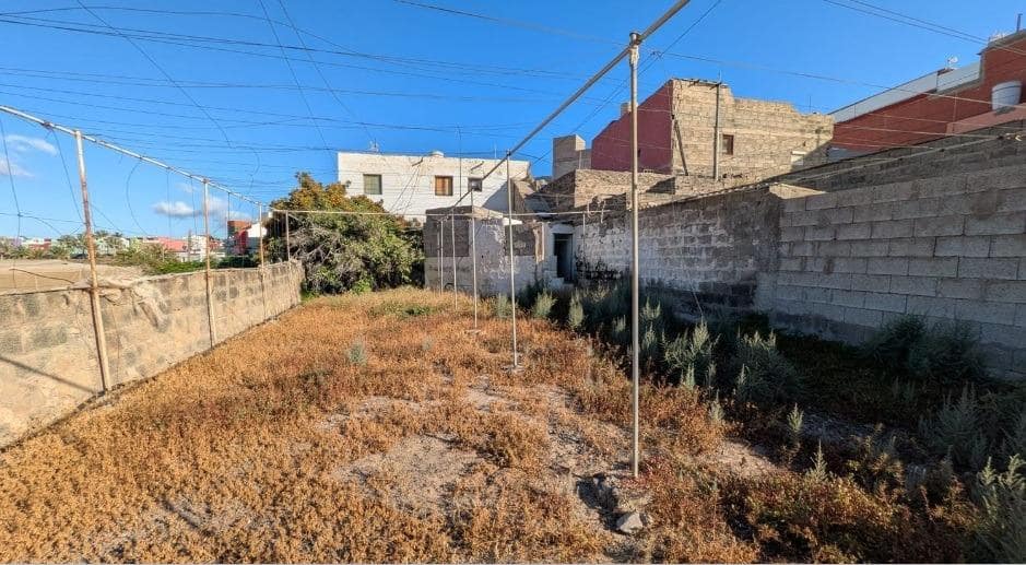 5 bedroom Villa for sale in Santa Lucia de Tirajana - € 175,000 (Ref: 9975589)