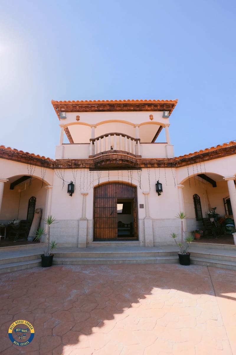 5 slaapkamer Villa te koop in Hornachos met garage - € 590.000 (Ref: 9977466)