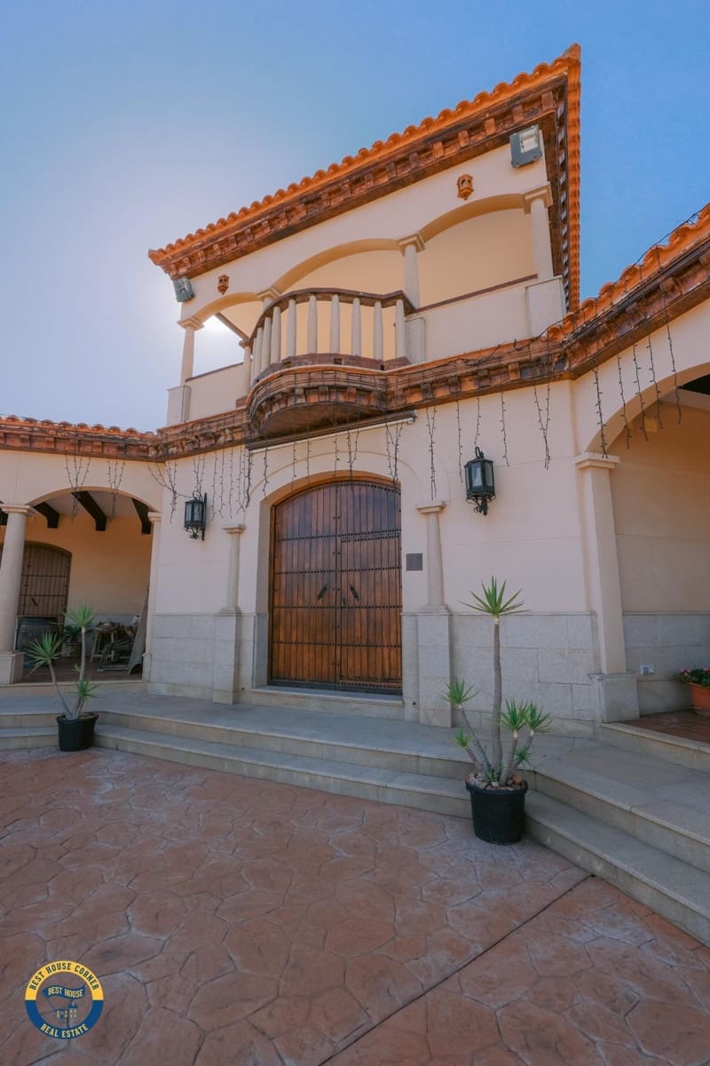 5 slaapkamer Villa te koop in Hornachos met garage - € 590.000 (Ref: 9977466)