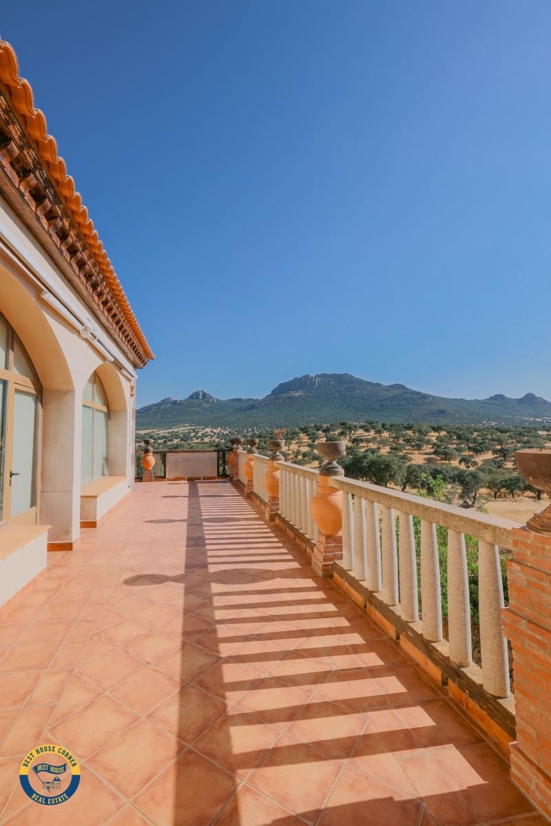 5 slaapkamer Villa te koop in Hornachos met garage - € 590.000 (Ref: 9977466)