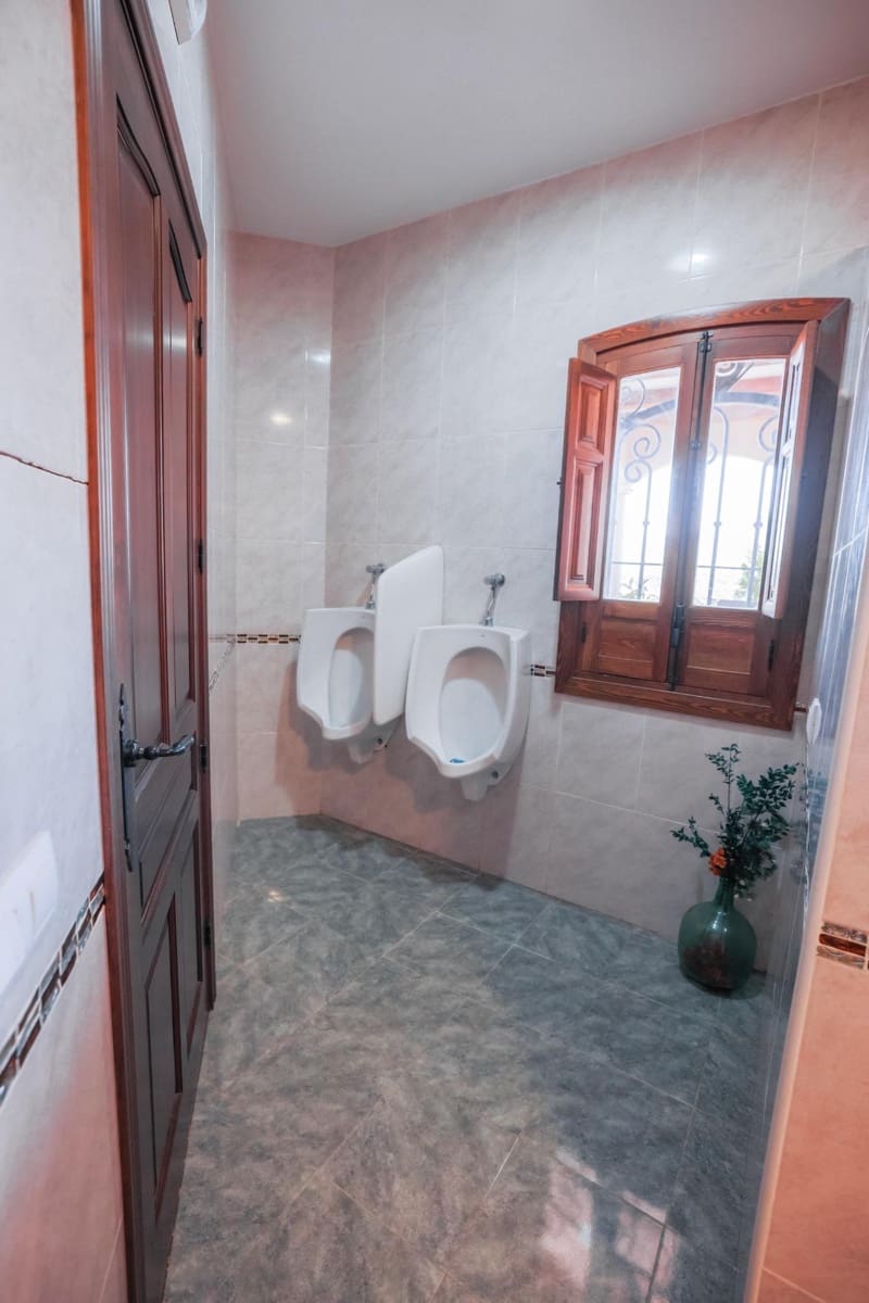 5 bedroom Villa for sale in Hornachos with garage - € 590,000 (Ref: 9977466)