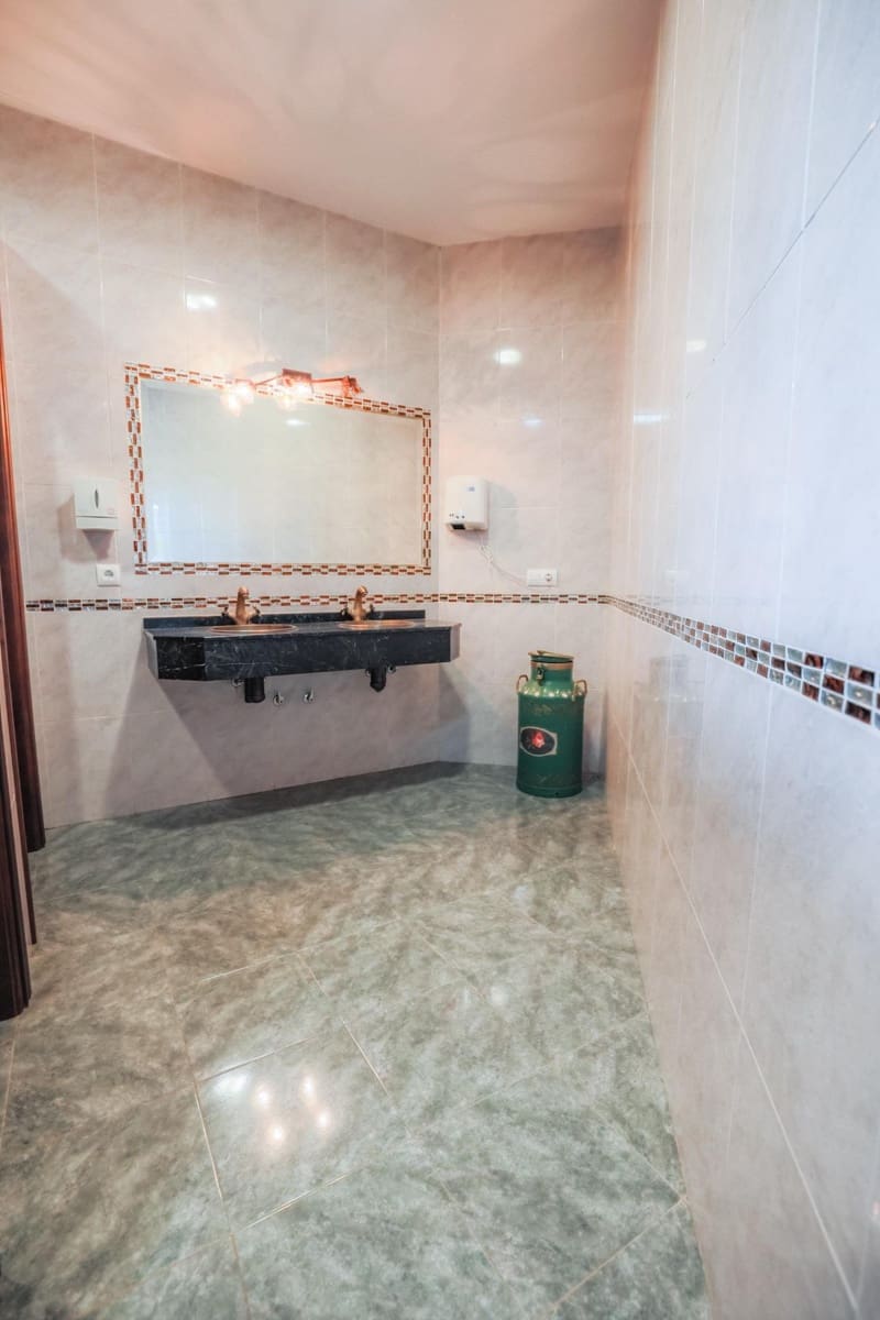 5 bedroom Villa for sale in Hornachos with garage - € 590,000 (Ref: 9977466)