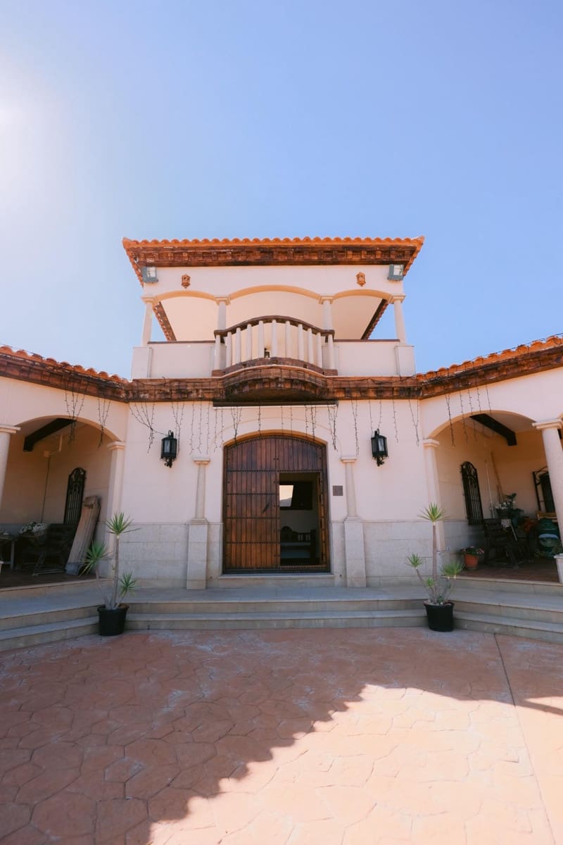 5 bedroom Villa for sale in Hornachos with garage - € 590,000 (Ref: 9977466)