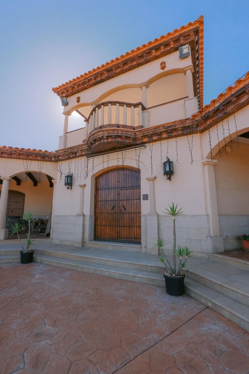 5 bedroom Villa for sale in Hornachos with garage - € 590,000 (Ref: 9977466)