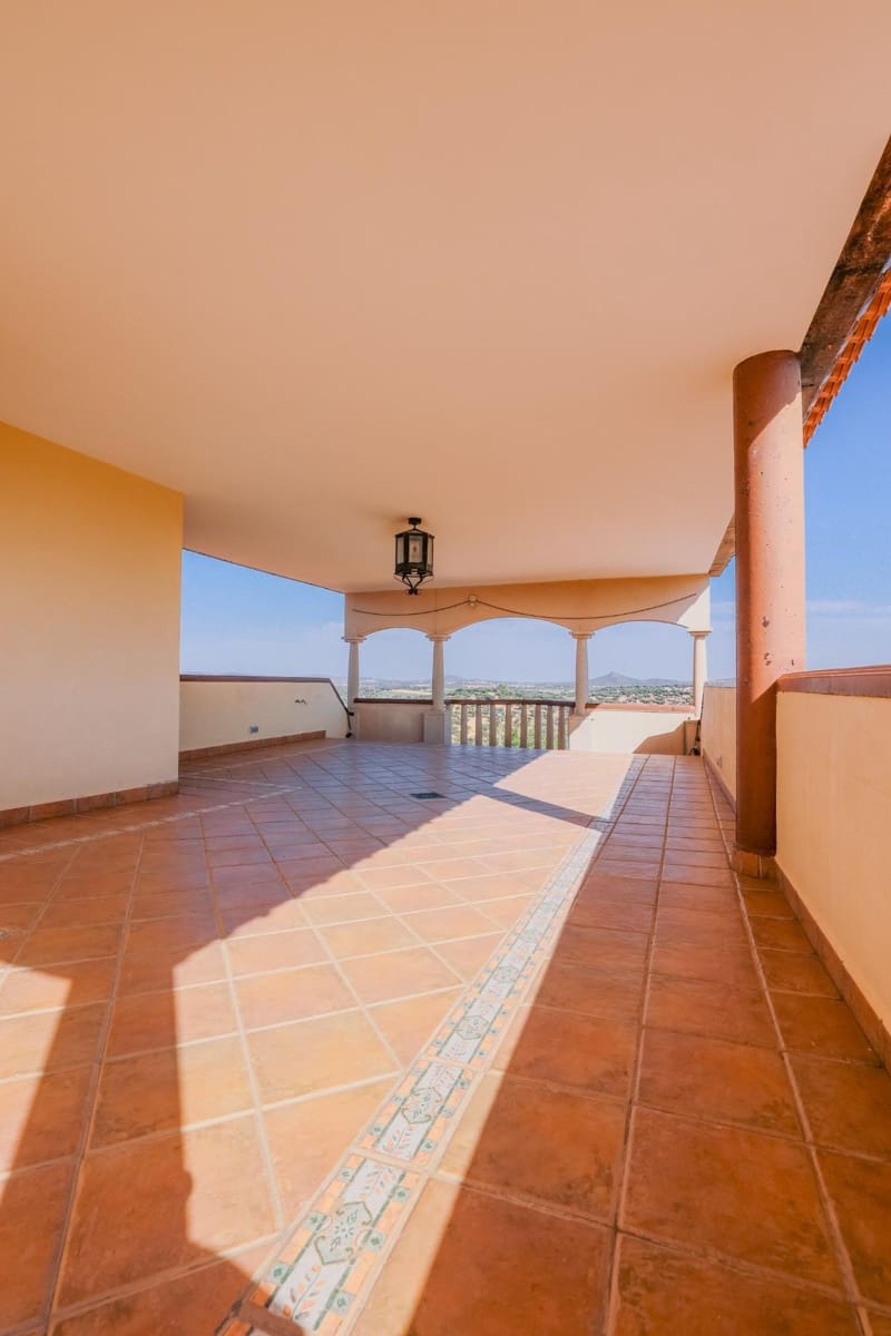 5 bedroom Villa for sale in Hornachos with garage - € 590,000 (Ref: 9977466)
