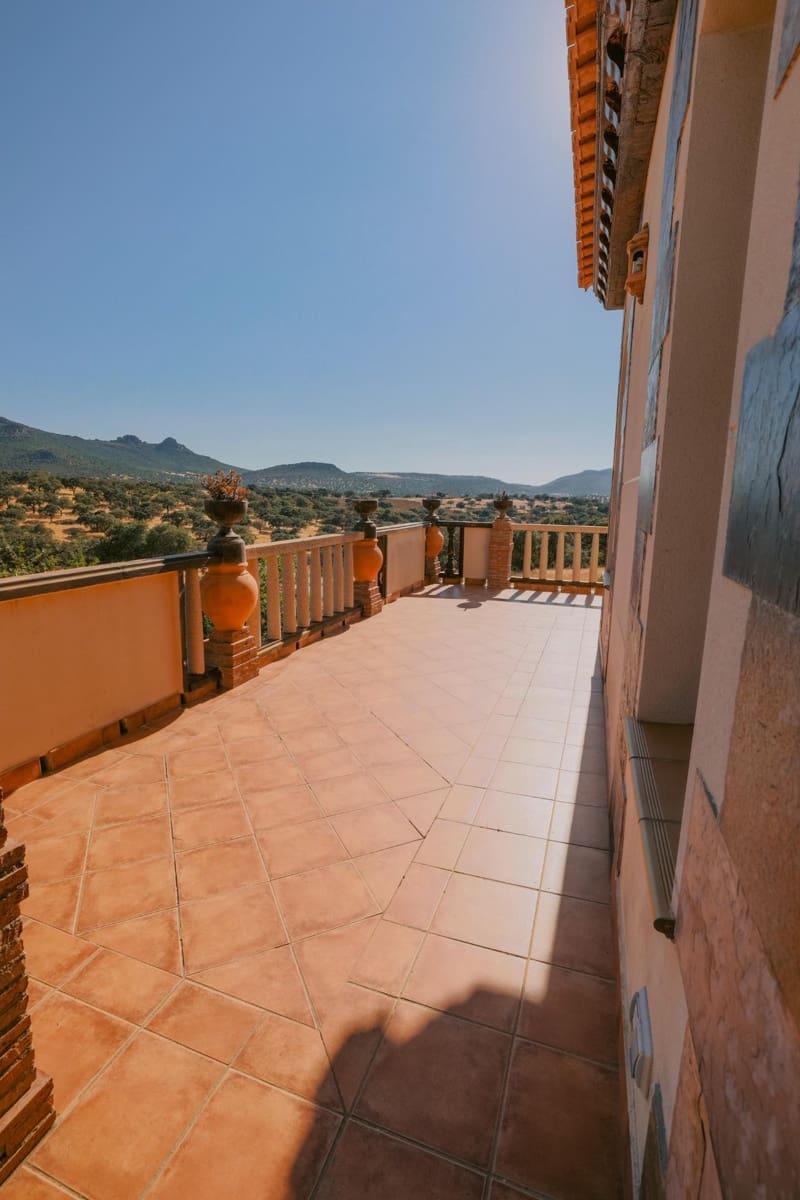 5 bedroom Villa for sale in Hornachos with garage - € 590,000 (Ref: 9977466)