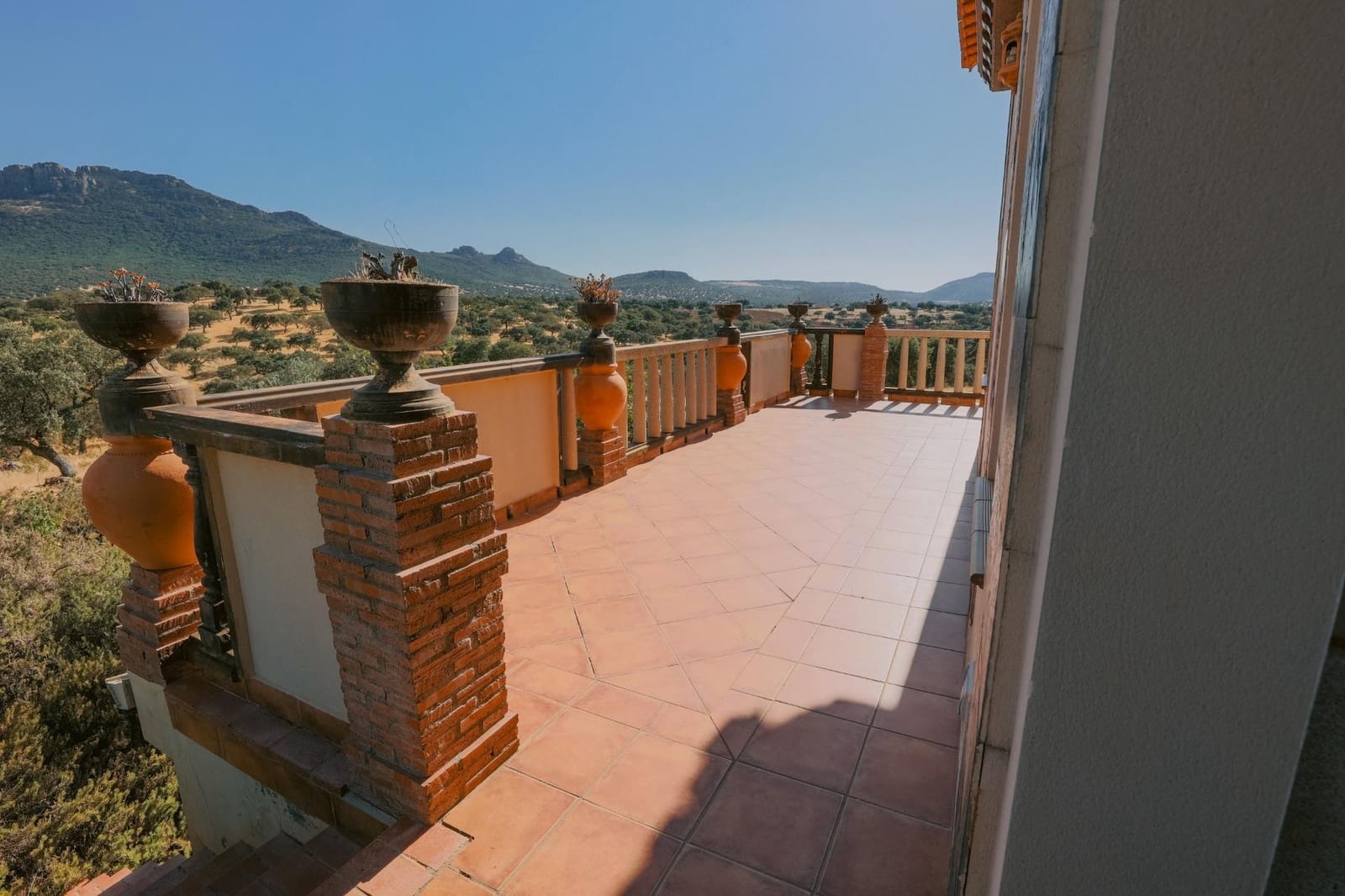 5 bedroom Villa for sale in Hornachos with garage - € 590,000 (Ref: 9977466)