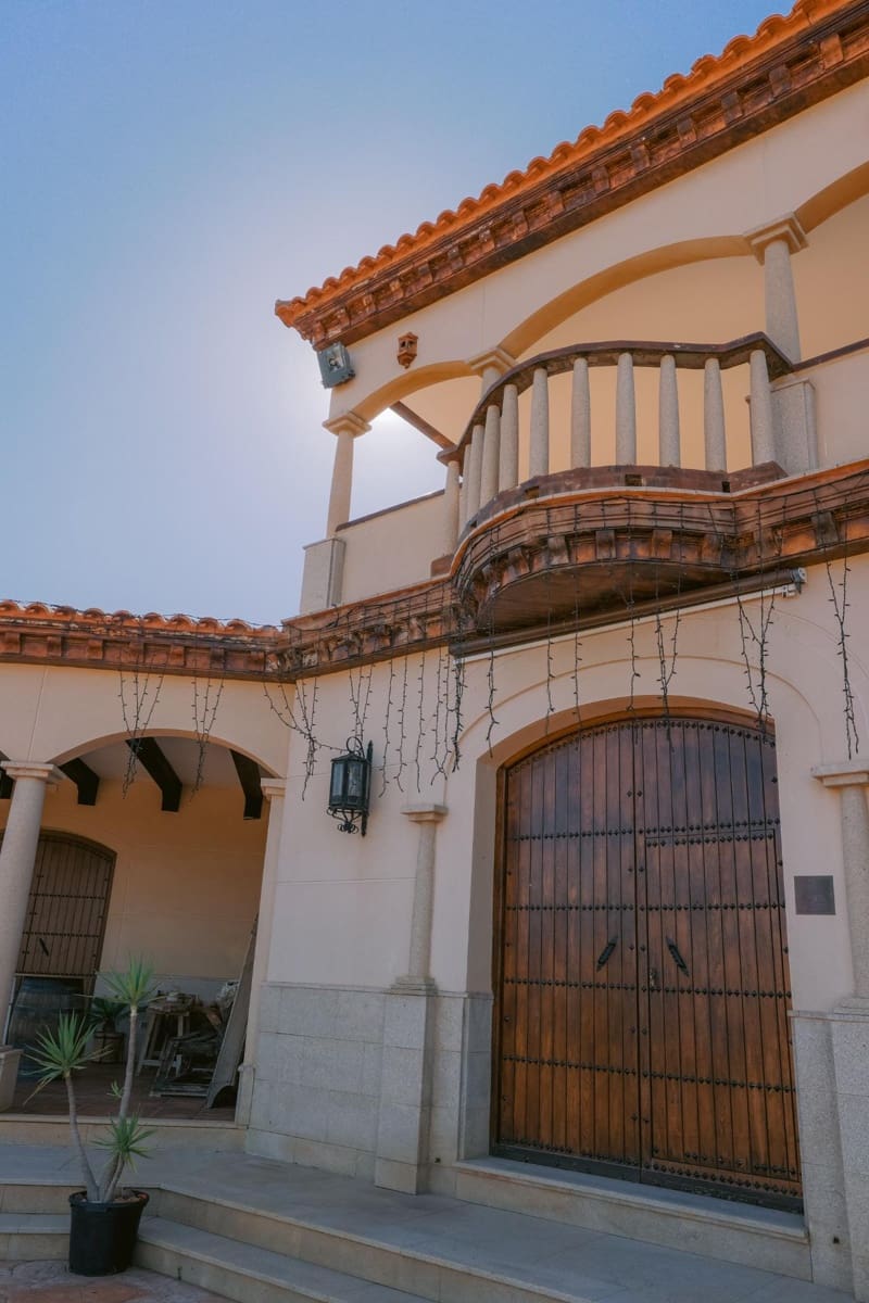 5 bedroom Villa for sale in Hornachos with garage - € 590,000 (Ref: 9977466)