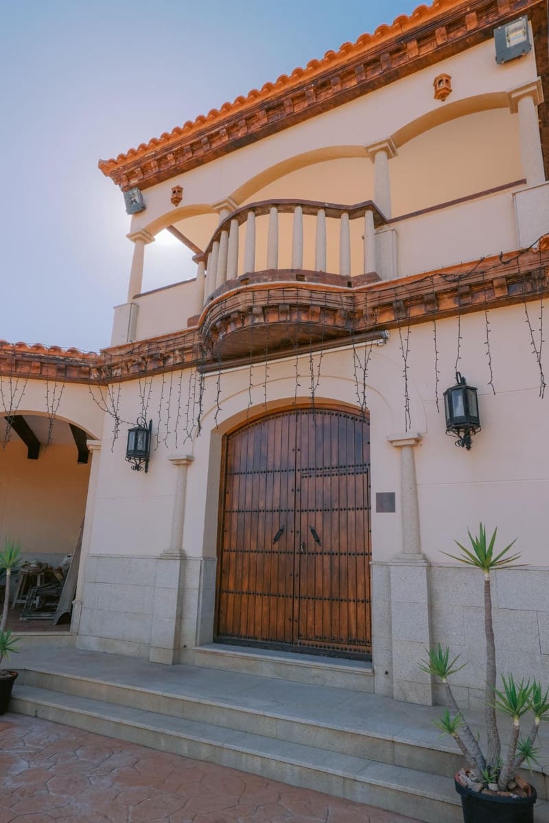 5 bedroom Villa for sale in Hornachos with garage - € 590,000 (Ref: 9977466)