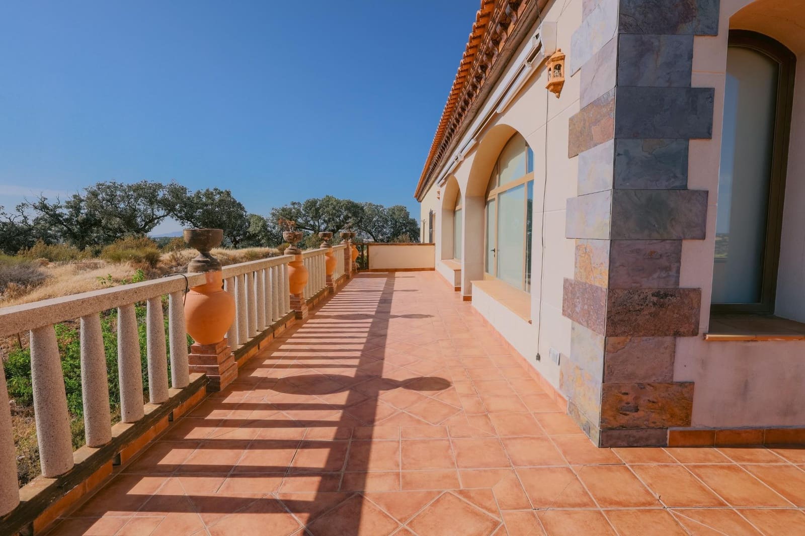 5 bedroom Villa for sale in Hornachos with garage - € 590,000 (Ref: 9977466)
