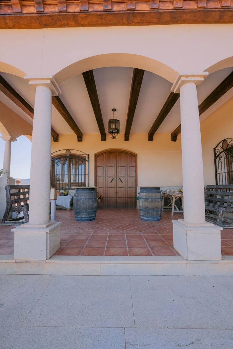5 bedroom Villa for sale in Hornachos with garage - € 590,000 (Ref: 9977466)