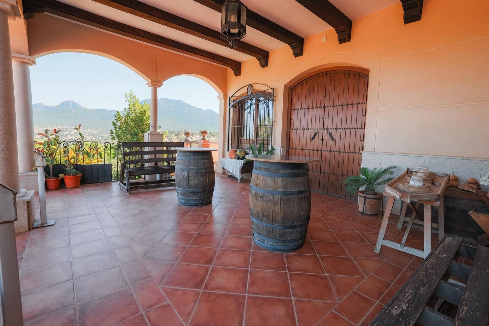 5 bedroom Villa for sale in Hornachos with garage - € 590,000 (Ref: 9977466)